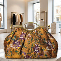 Clutch "Cheriè" con trama in rilievo e maniglia in ottone | Anembags