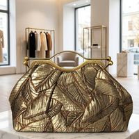 Clutch "Cheriè" con trama in rilievo e maniglia in ottone | Anembags