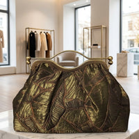 Clutch "Cheriè" con trama in rilievo e maniglia in ottone | Anembags