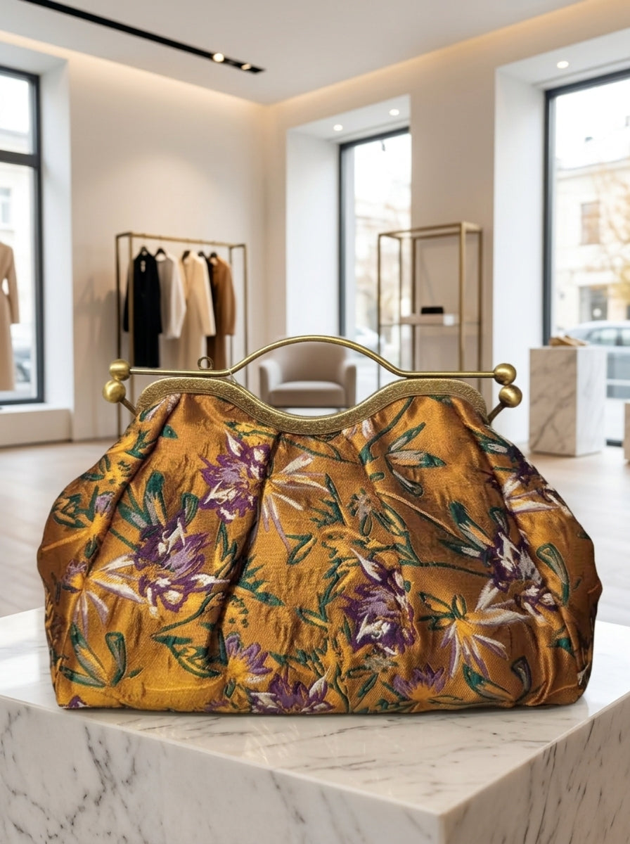 Clutch "Cheriè" con trama in rilievo e maniglia in ottone | Anembags