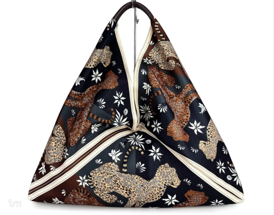 Borsa Asia Triangolo in Tessuto e Vera Pelle Made in Italy