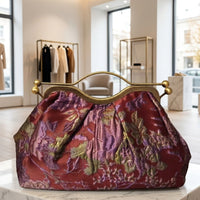 Clutch "Cheriè" con trama in rilievo e maniglia in ottone | Anembags