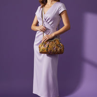 Clutch "Cheriè" con trama in rilievo e maniglia in ottone | Anembags