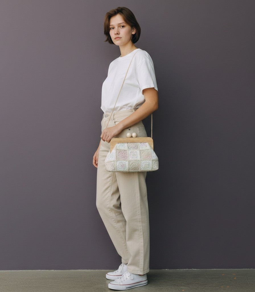 Borsa Jara a Mano Crochet con Manico in Legno e Dettagli Laccati