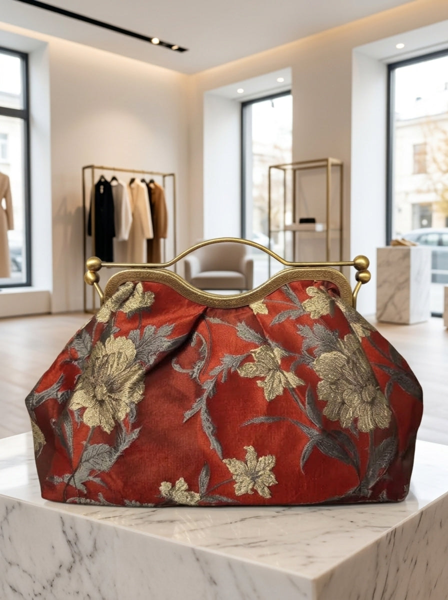 Clutch "Cheriè" con trama in rilievo e maniglia in ottone | Anembags